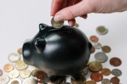 如何理解倫敦黃金實物價值的波動？這種波動如何反映市場需求？