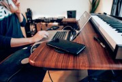 在當今這個信息化時代，網絡已經成為了人們生活和工作中不可或缺的一部分。而視頻播放成為了一個必不可少的功能，不僅能夠觀看各種類型的影片，還能夠滿足一些特殊的需求。本文將重點探討網站播放視頻的插件的相關知識。，掌握網站播放視頻插件的基本使用技巧