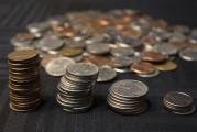如何進行貨幣兌換的操作？這些操作方法對資金流動有何影響？