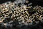 AMD預(yù)計AI芯片出口管制可能產(chǎn)生高達(dá)8億美元費用