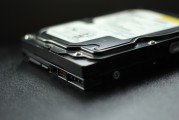 主板在計算機硬件中的作用是什么？這種作用如何影響系統性能？