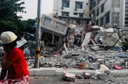 “相當于約一千顆原子彈”！強震后的緬甸曼德勒40℃高溫，中國翡翠商人擠在后備廂緊急逃難