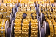 金價(jià)回調(diào)，部分品牌金飾價(jià)格跟跌！上車(chē)還是離場(chǎng)？