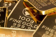 國際金價上周每盎司回調近100美元 現在該“買”還是“賣”？金價波動上“熱搜”