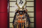 鎧甲勇士，自由戰(zhàn)神是一款由日本萬代南夢宮公司研發(fā)并發(fā)行的動作冒險類手游。在游戲中，玩家將扮演鎧甲勇士，在多元化的關(guān)卡中擊敗各種強(qiáng)大的敵人，并收集和培養(yǎng)角色的裝備、技能等元素，提升自己的戰(zhàn)斗力。，鎧甲勇士，自由戰(zhàn)神