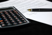 如何處理期貨合約到期的問題？這些處理方法有什么風險？