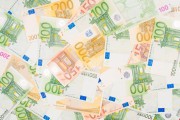 如何在全球經濟背景下評估中國黃金的市場地位？這些地位如何受國際政策影響？