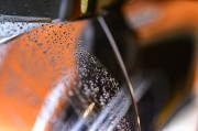 如何去除汽車玻璃油膜？這種清潔方法對視線清晰度有何影響？