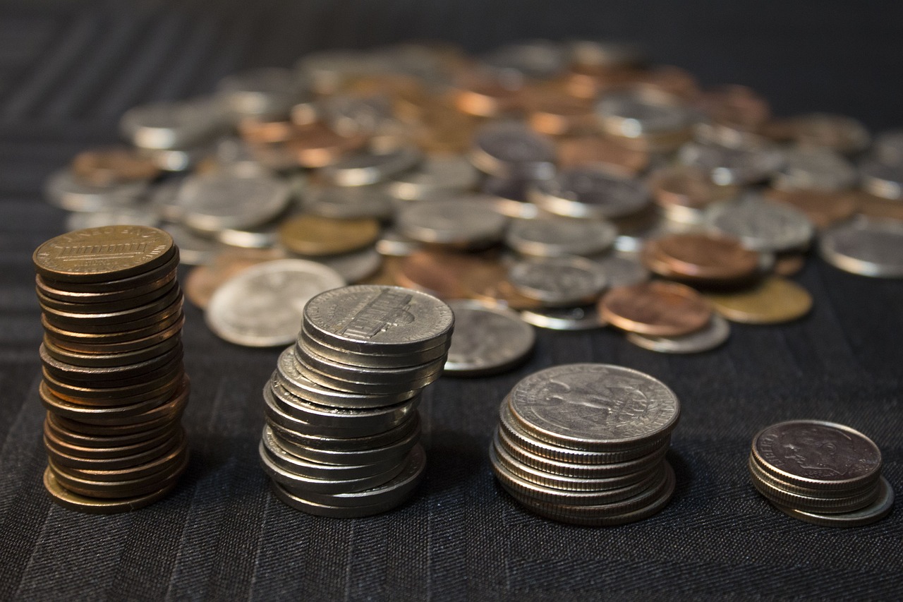 如何進行貨幣兌換的操作？這些操作方法對資金流動有何影響？