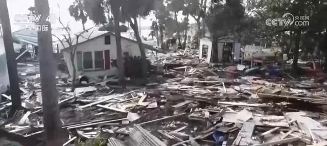 至少90人死亡，仍有240萬用戶斷電，美國損失預(yù)計上千億美元！“就像被炸彈炸過”