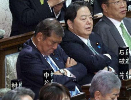 日本政府回應石破茂選舉時“打瞌睡”，有網民不買賬：這是在瀆職