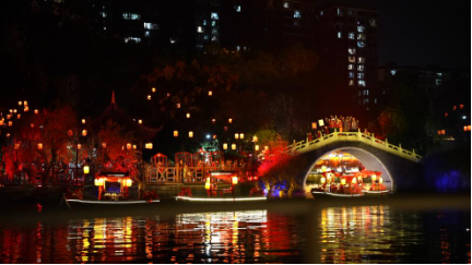 水上苗鄉數字夜游，光峰科技以崖壁為幕打造光影世界
