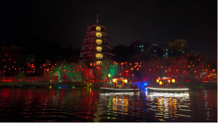 水上苗鄉數字夜游，光峰科技以崖壁為幕打造光影世界