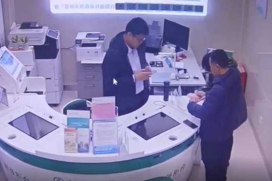 讓農行員工不下班也要等的人，究竟是……