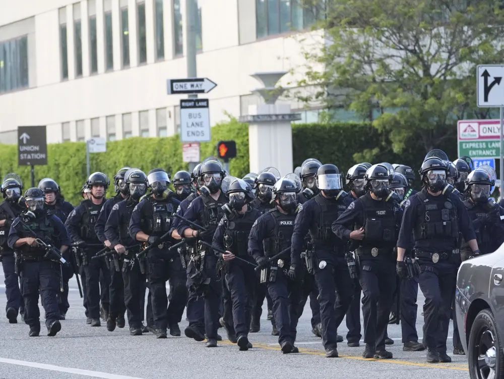 洛杉磯亂了！“美國現役海軍陸戰隊正高度戒備”